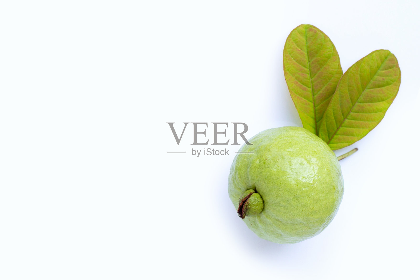 新鲜成熟的番石榴和带叶子的切片。俯视图照片摄影图片