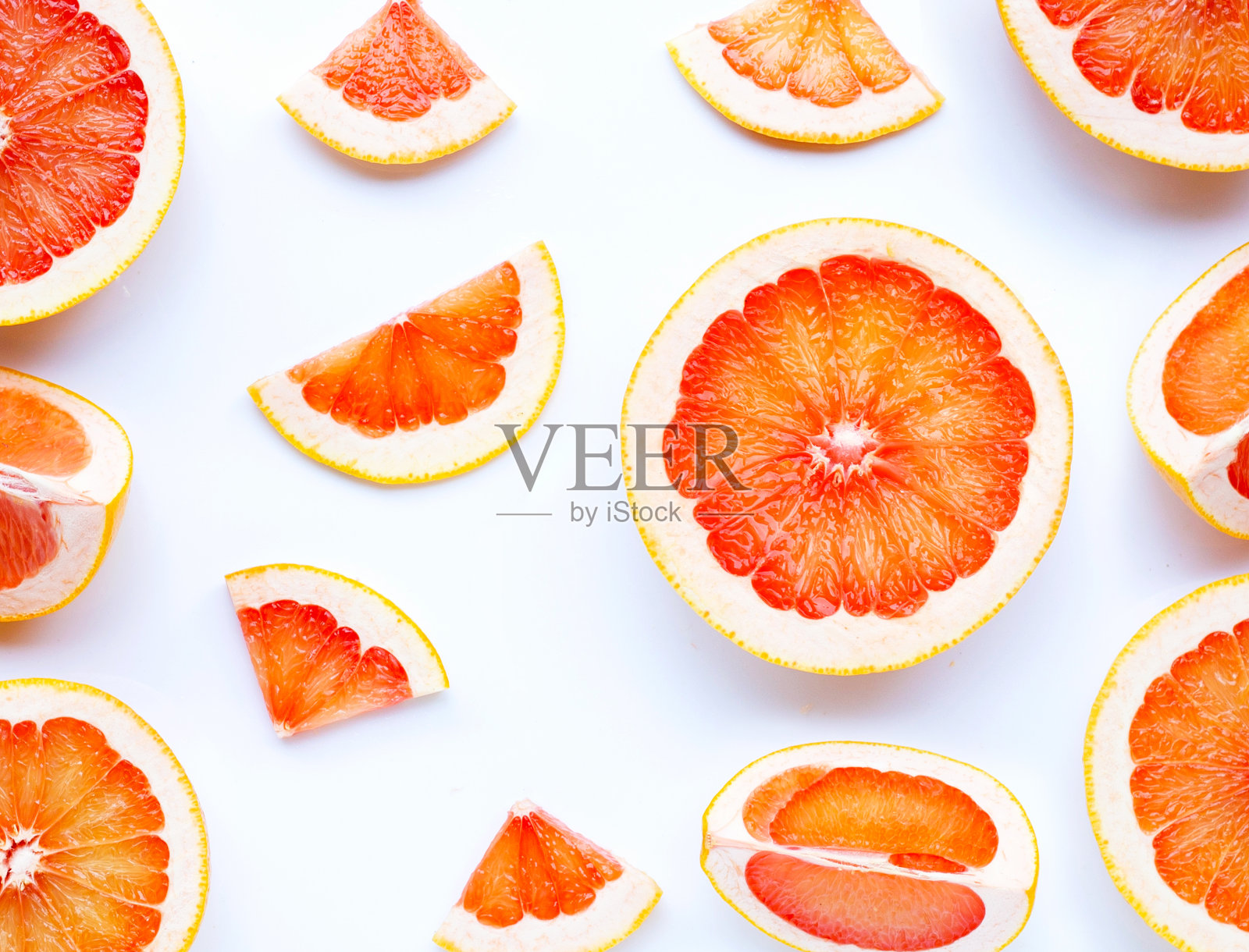 香精油瓶，葡萄柚片，白色背景。照片摄影图片