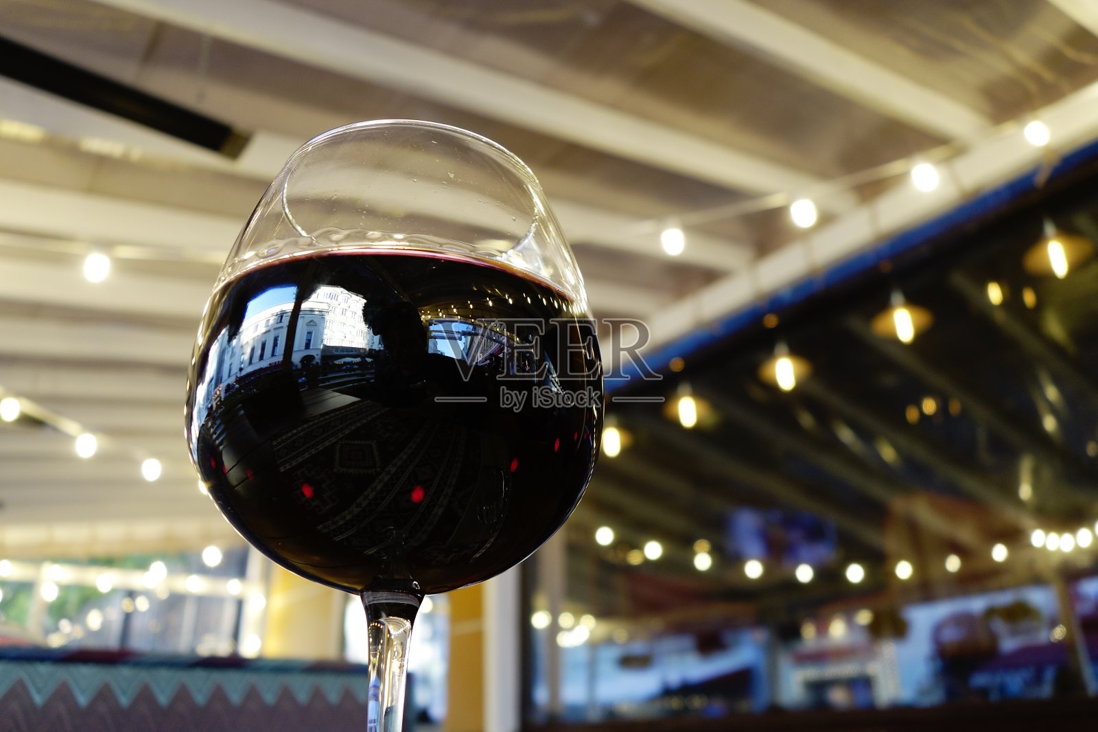 在街头咖啡馆喝一杯红酒照片摄影图片