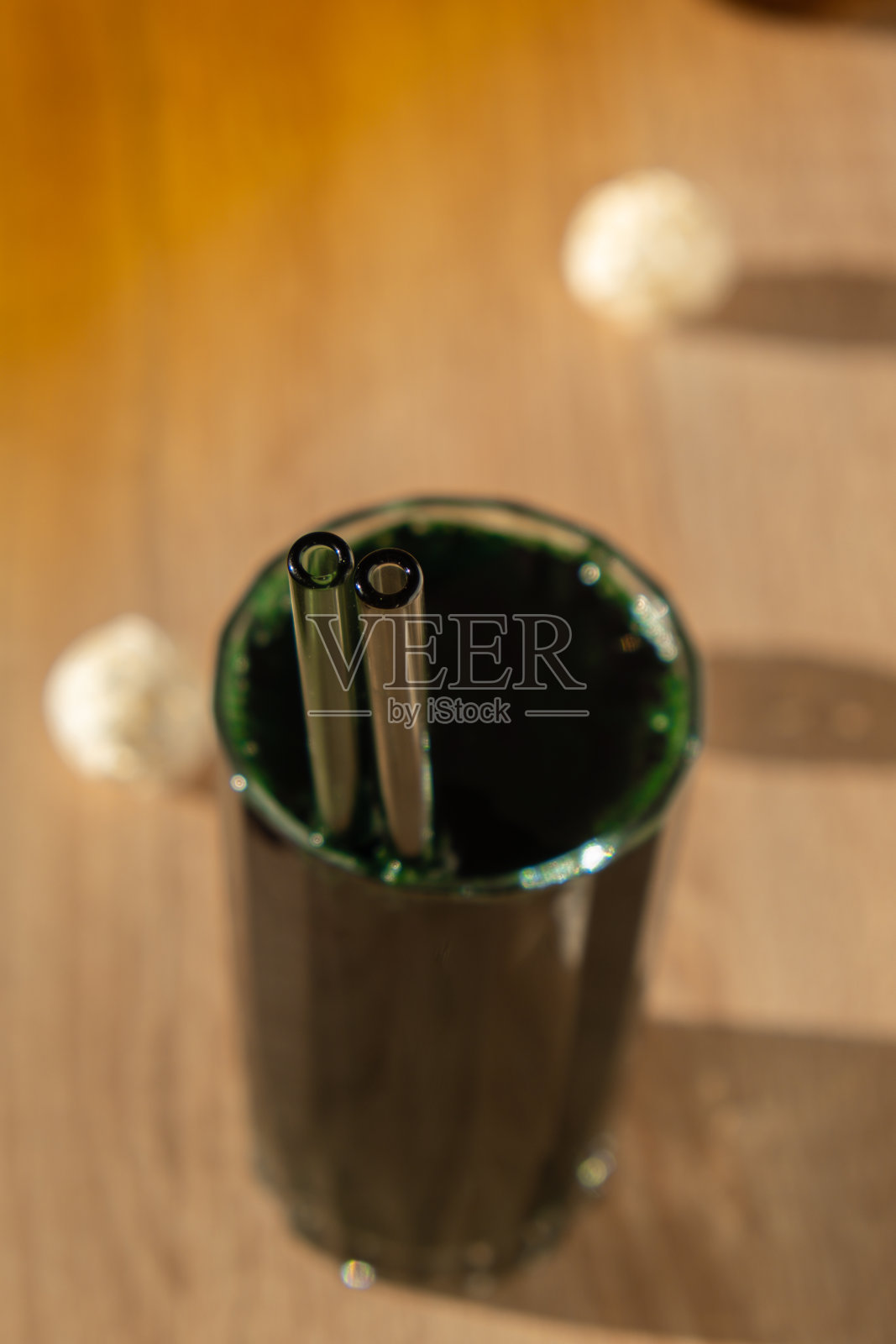 蓝藻小球藻和螺旋藻粉。超级粉。天然补充藻类。排毒超级食物饮料鸡尾酒。蛋白质和胡萝卜素的食物补充来源照片摄影图片