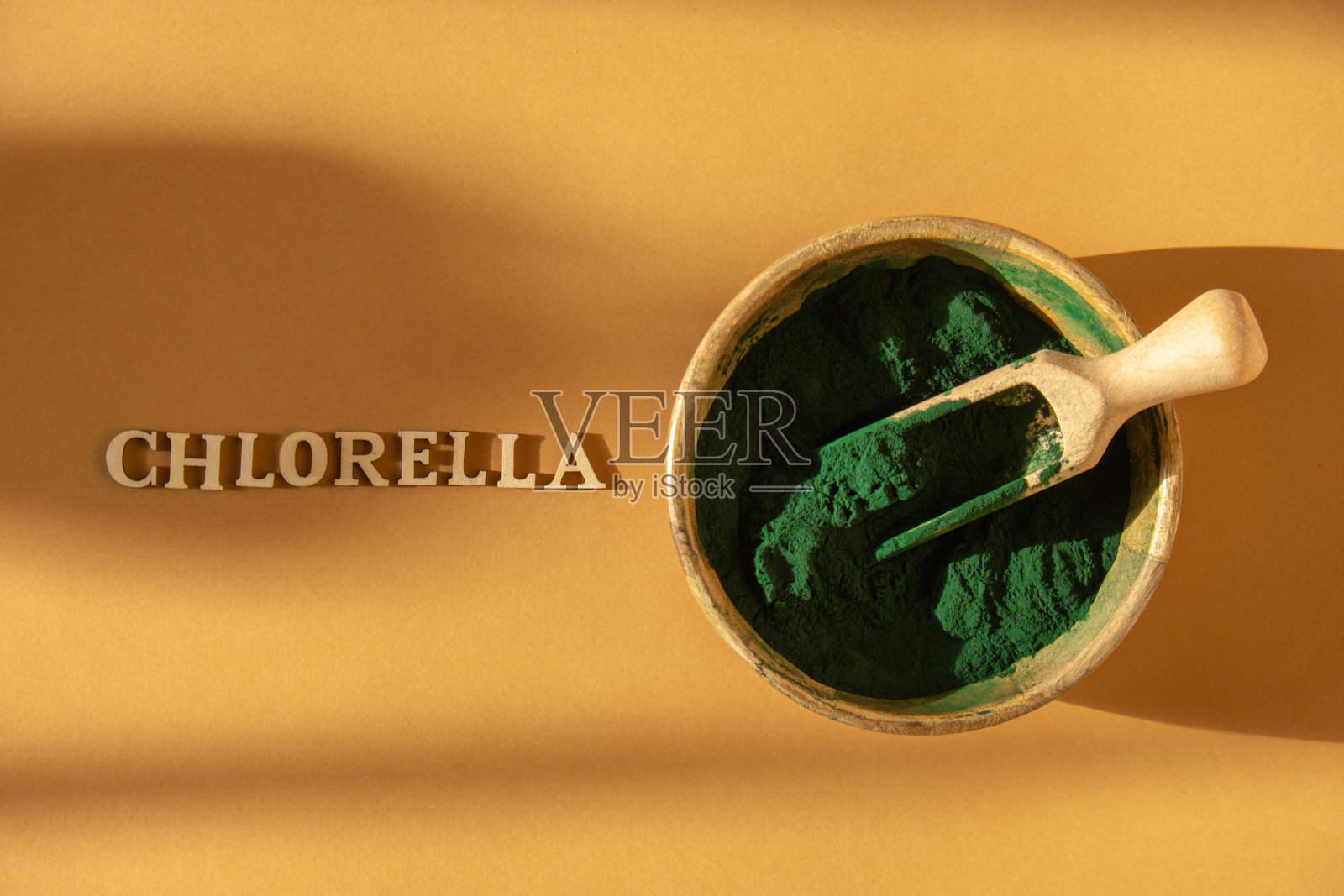 蓝绿藻配小球藻、螺旋藻粉竹制生态碗。勺子里的超级粉末。排毒超级食品。藻类天然补充物照片摄影图片