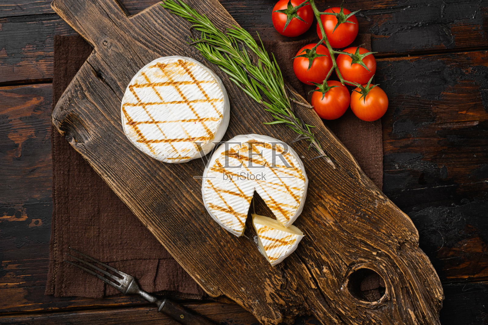 烤箱背卡门贝奶酪在旧的深色木制桌子背景，俯视图平铺照片摄影图片