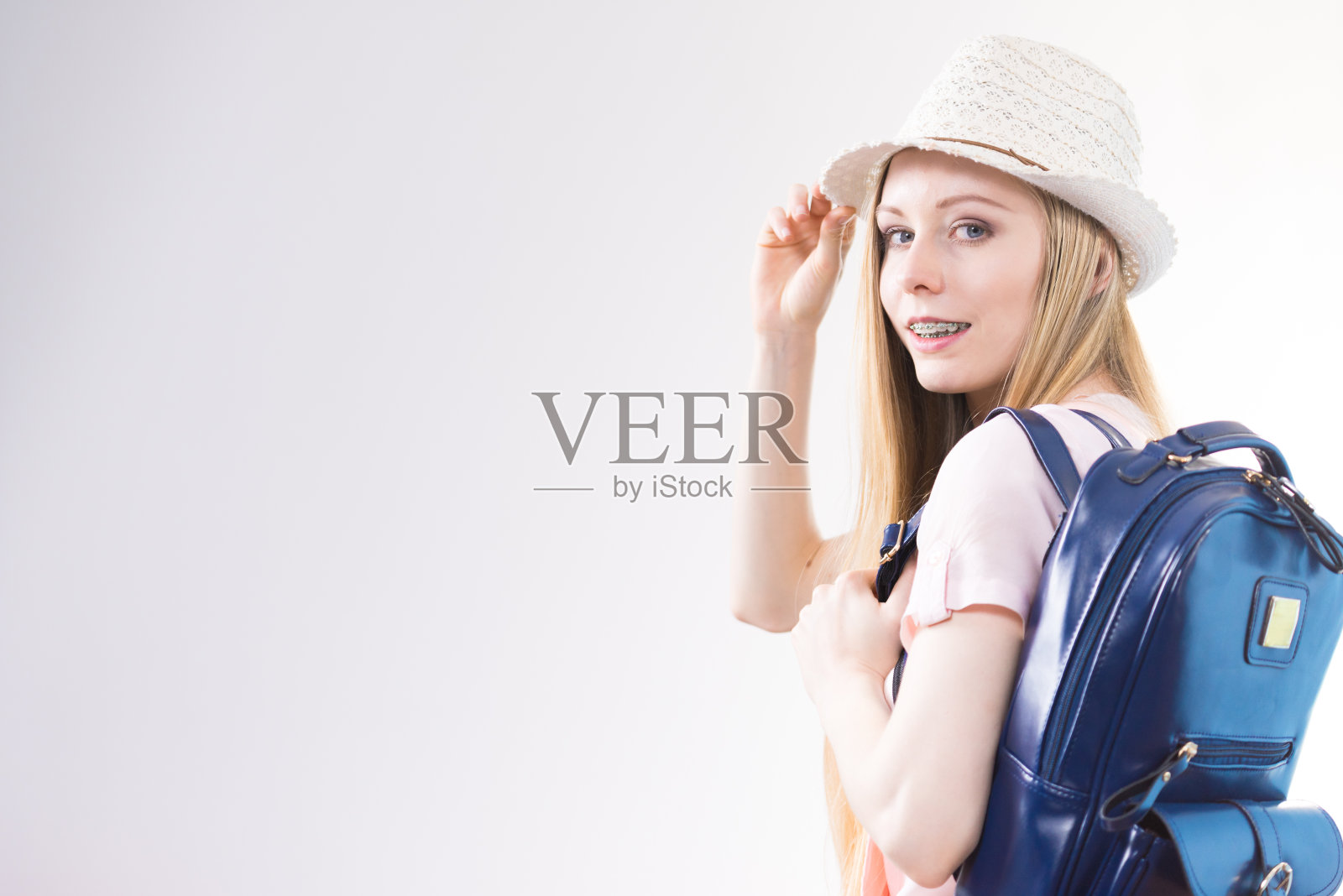 正在上学的年轻女子照片摄影图片