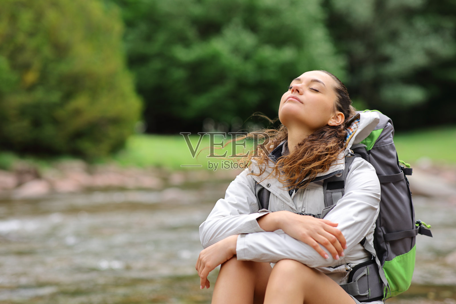 在河边休息呼吸的旅行者照片摄影图片