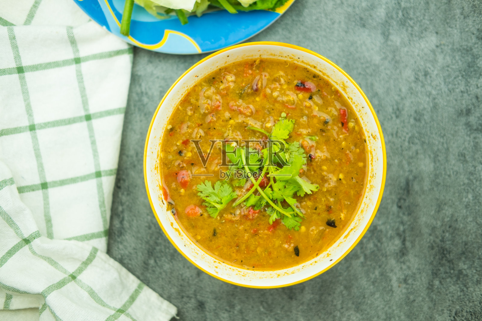 发酵鱼辣蘸酱，配上生香菜照片摄影图片