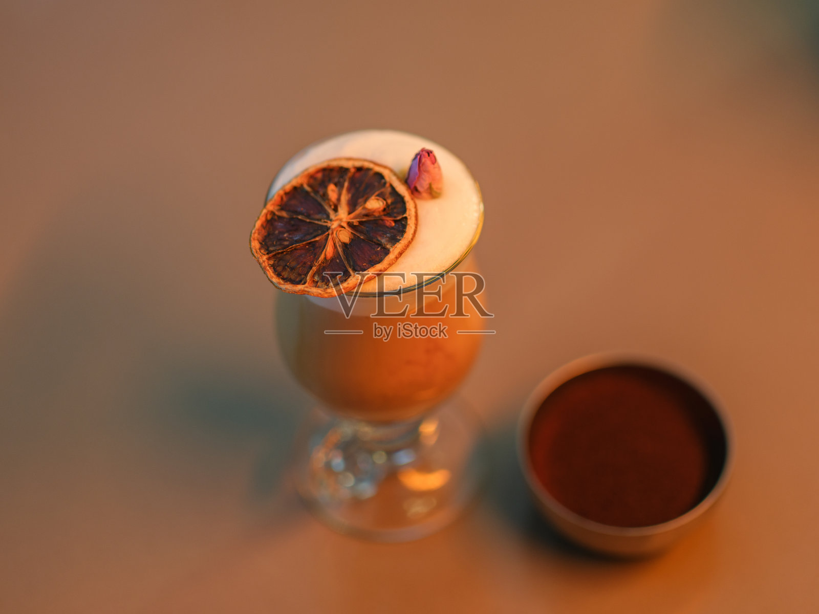 配上美味的摩卡咖啡和干橙子片照片摄影图片