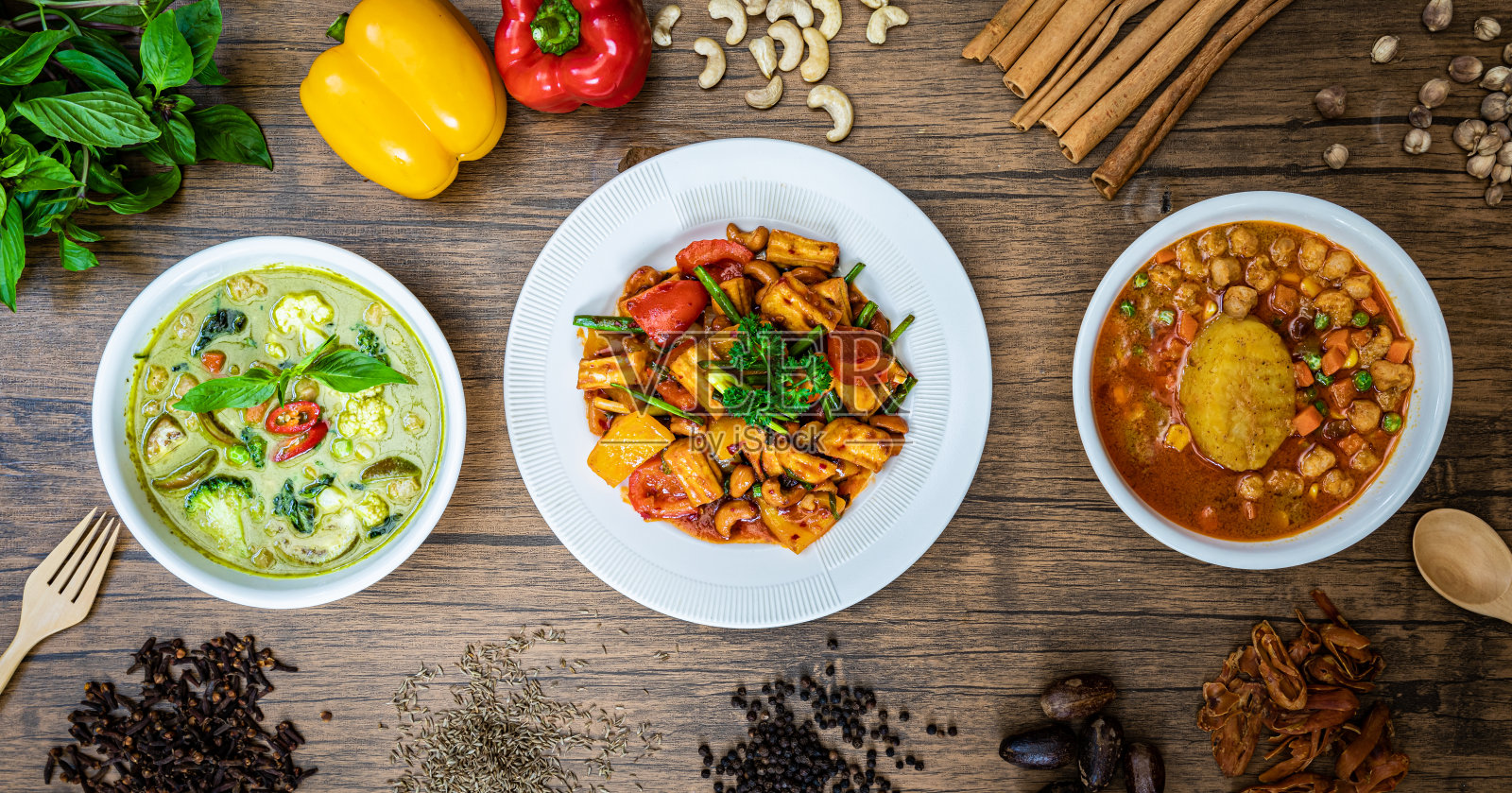 素食酸甜蔬菜，素食马沙曼咖喱和泰国绿咖喱配上香料。泰国美食俯视图照片摄影图片