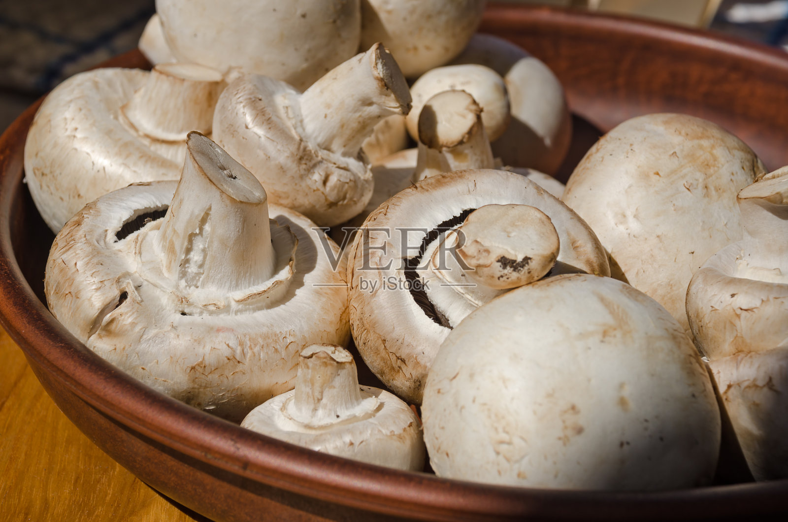 陶瓷盘子上的新鲜香菇，特写。照片摄影图片