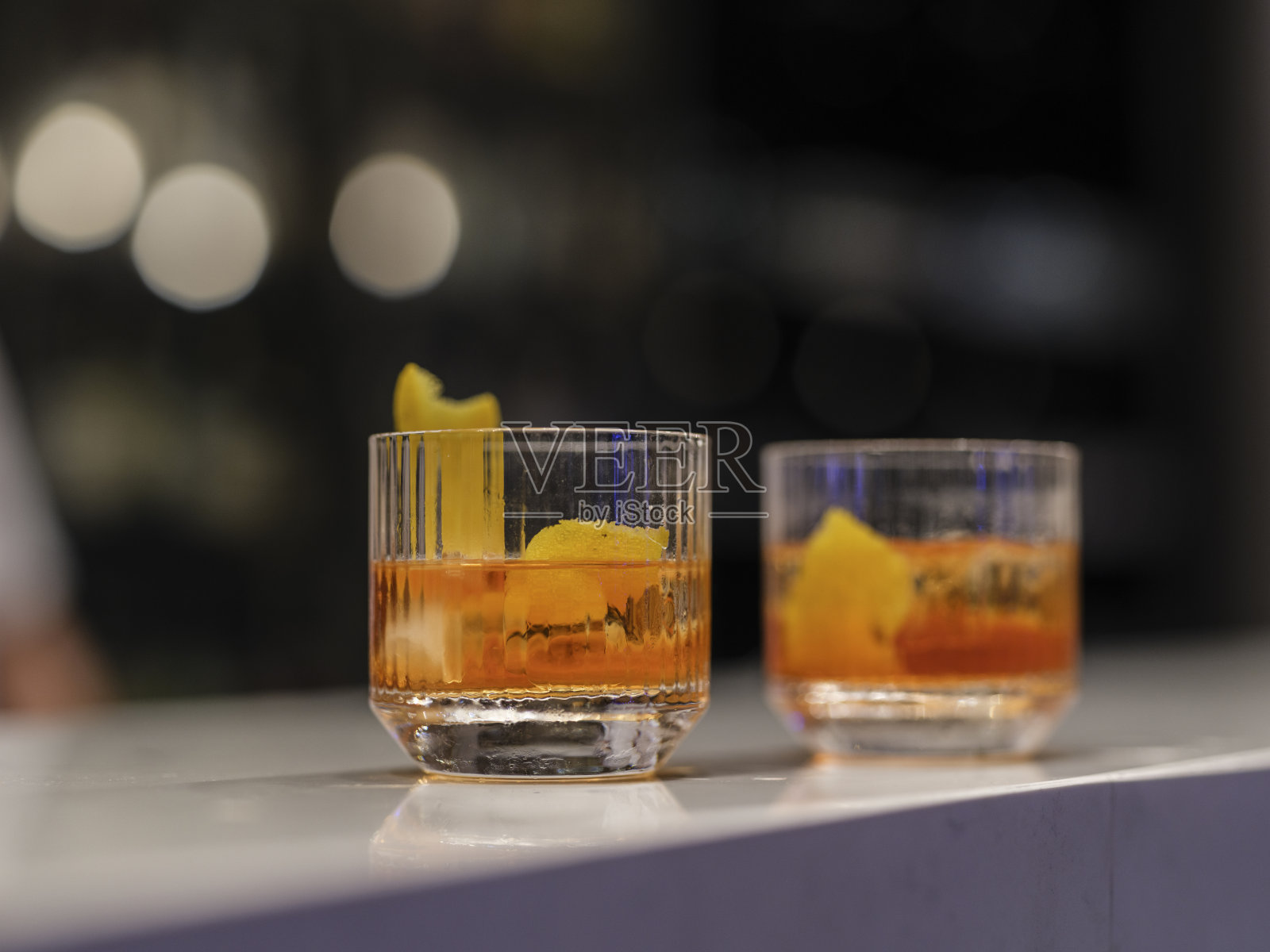 一杯色彩斑斓又美味可口的鸡尾酒照片摄影图片