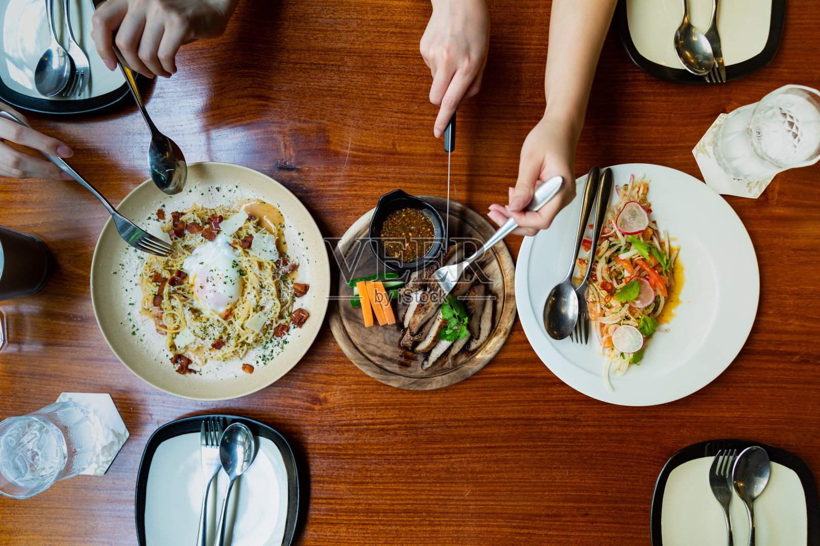 更多的食物在木制背景与俯视图。照片摄影图片