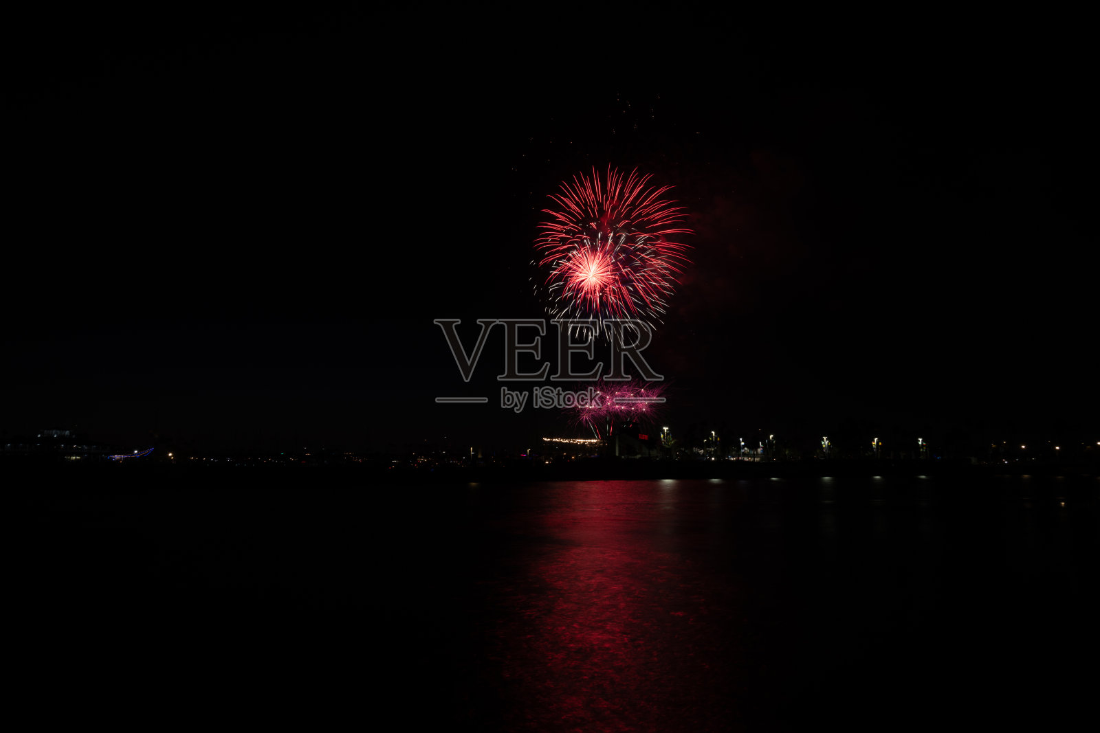 在长滩的阿拉米托斯湾燃放烟花来庆祝7月4日的节日。照片摄影图片