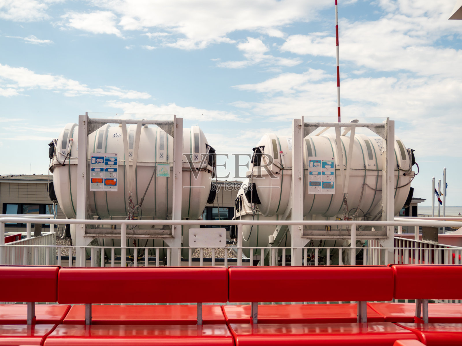 船侧面的应急救生艇。照片摄影图片