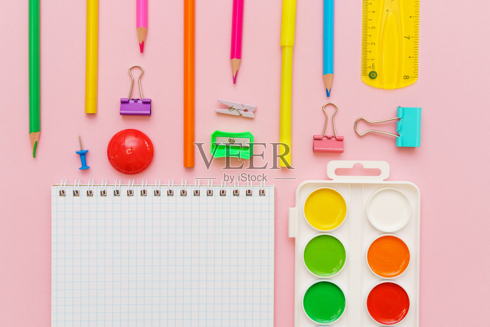 以粉红色为背景，为学校创作提供创意工具照片摄影图片