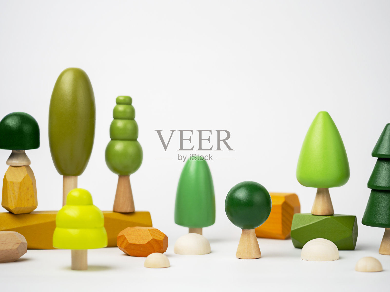 白色背景上的彩色树木。生态与自然的理念，关爱自然的态度。照片摄影图片