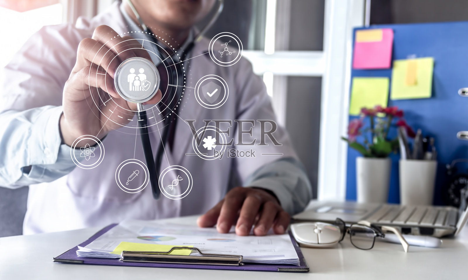 医疗保健和医疗检查，医生使用听诊器和图标医疗分析数据，健康保险，医疗业务和技术概念。照片摄影图片