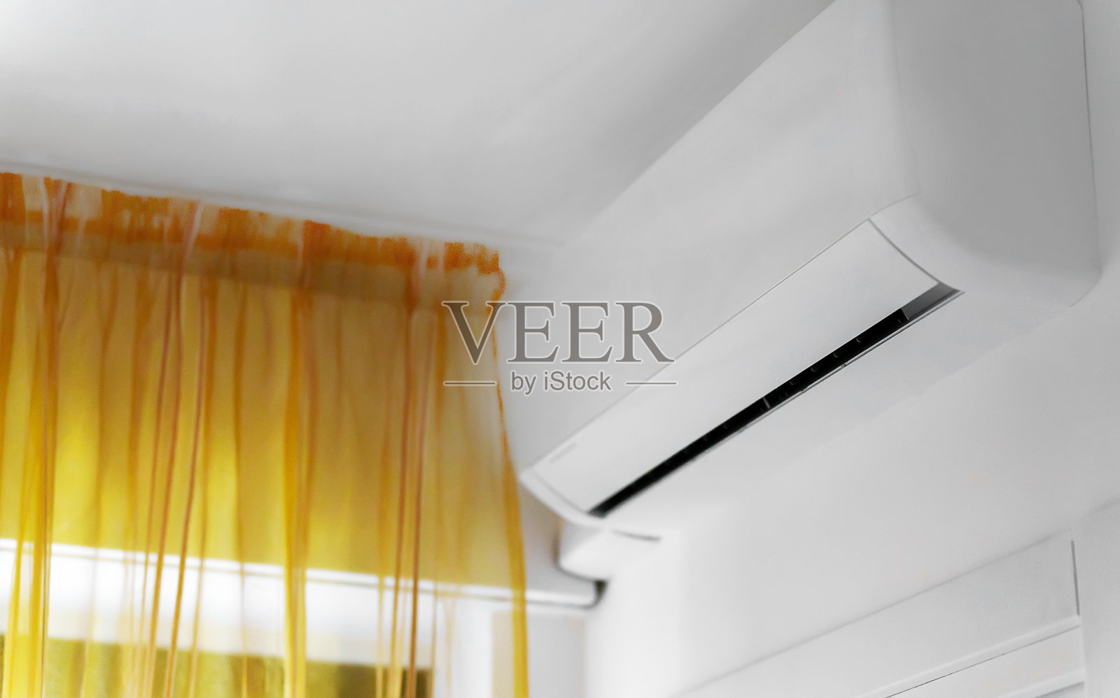 空调逆变器安装在墙上。照片摄影图片