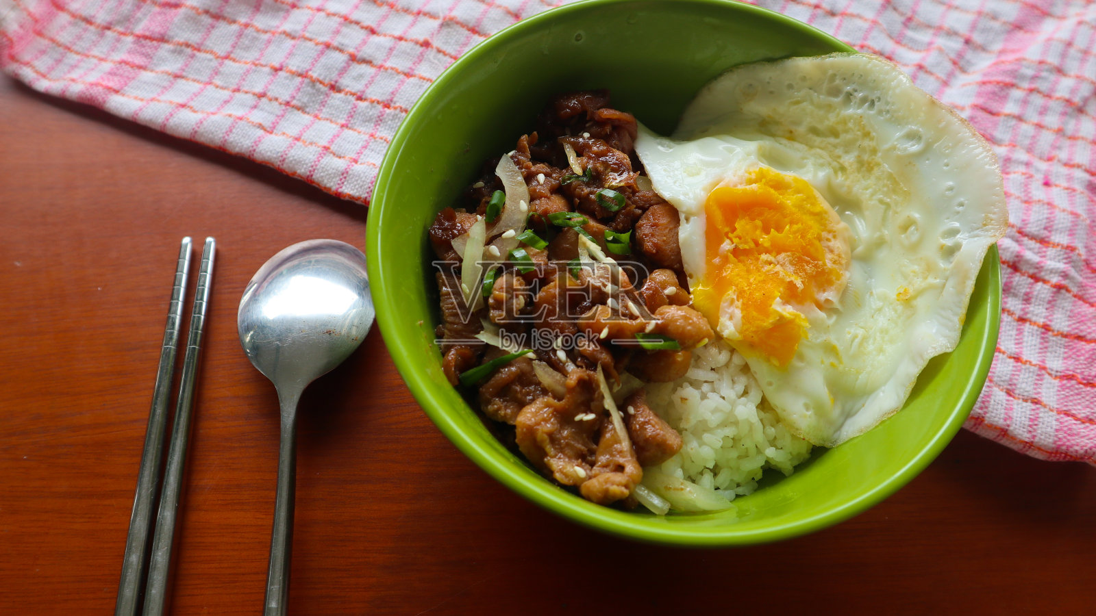 自制拌饭，拌饭是一种韩国菜，在碗里放上蔬菜、牛肉、鸡蛋和辣酱照片摄影图片