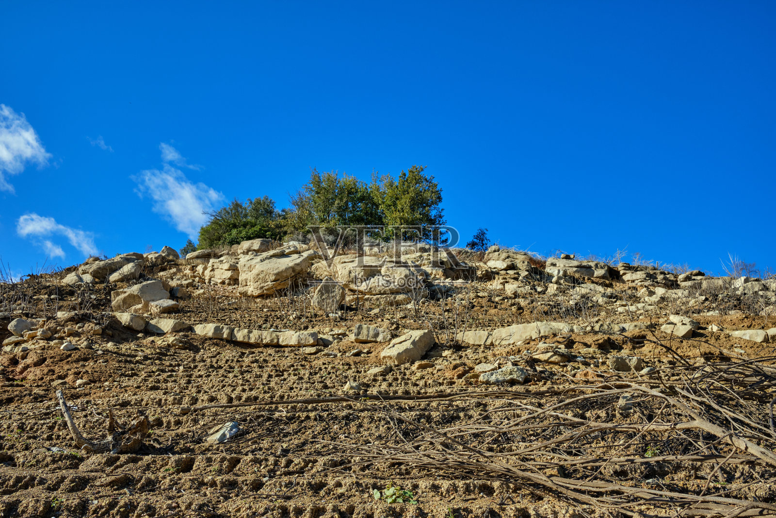 山在沙漠景观与蓝色的天空。照片摄影图片