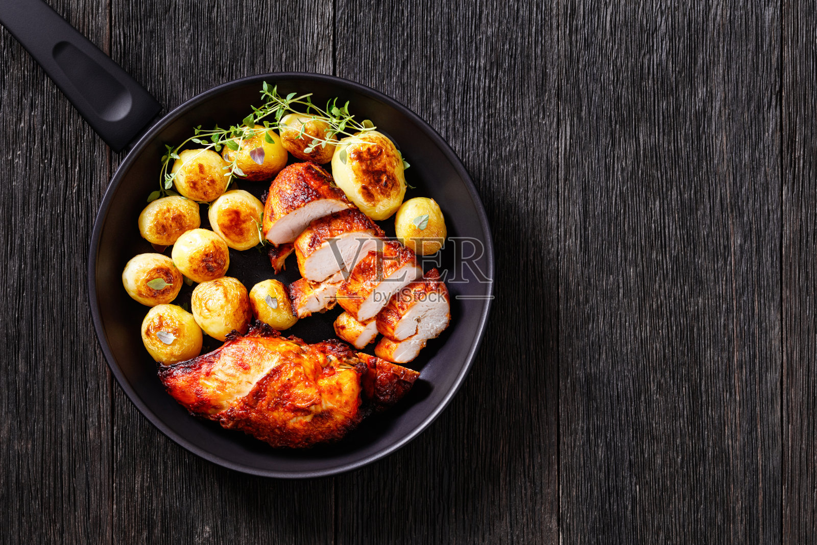 烤鸡胸肉配烤土豆照片摄影图片