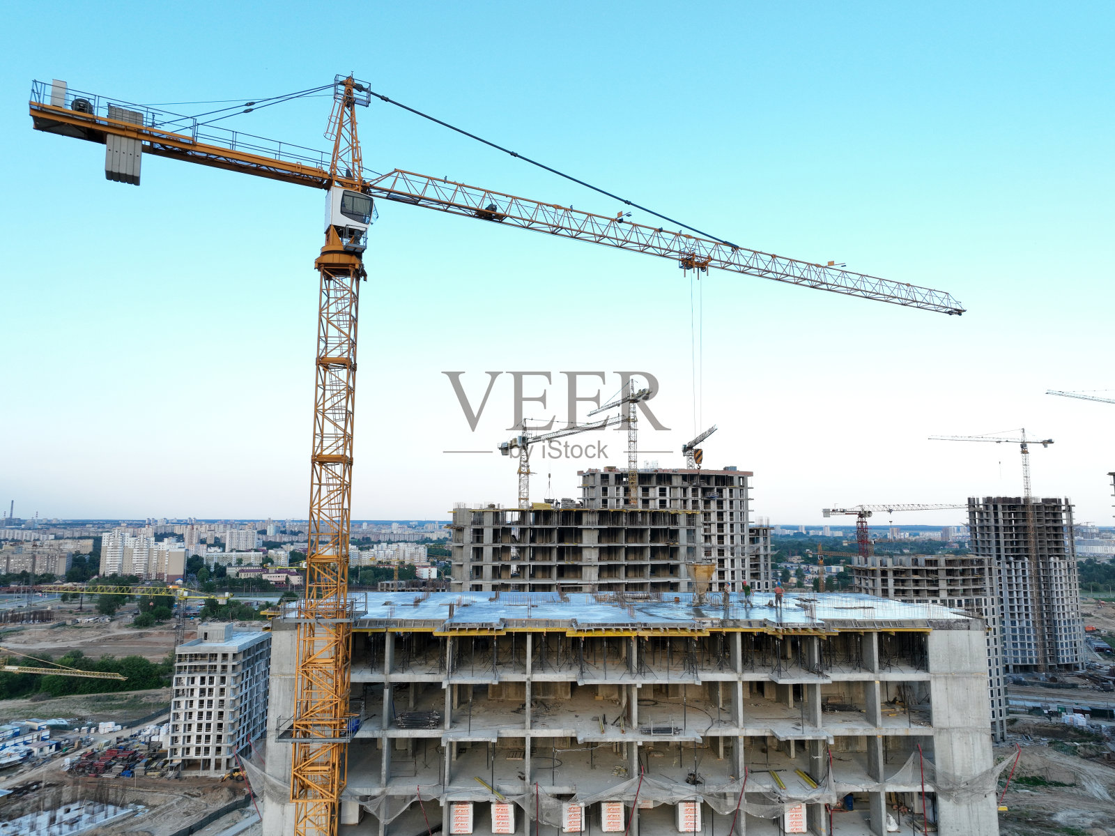 建筑施工现场有塔吊。照片摄影图片