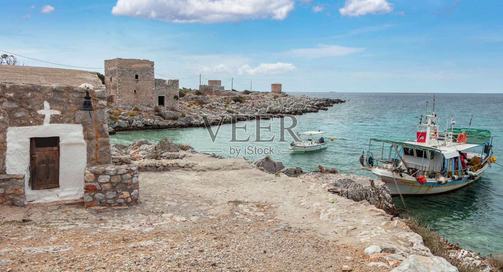 希腊。伯罗奔尼撒的Mani Laconia Gerolimenas村。渔船在平静的海面上。照片摄影图片