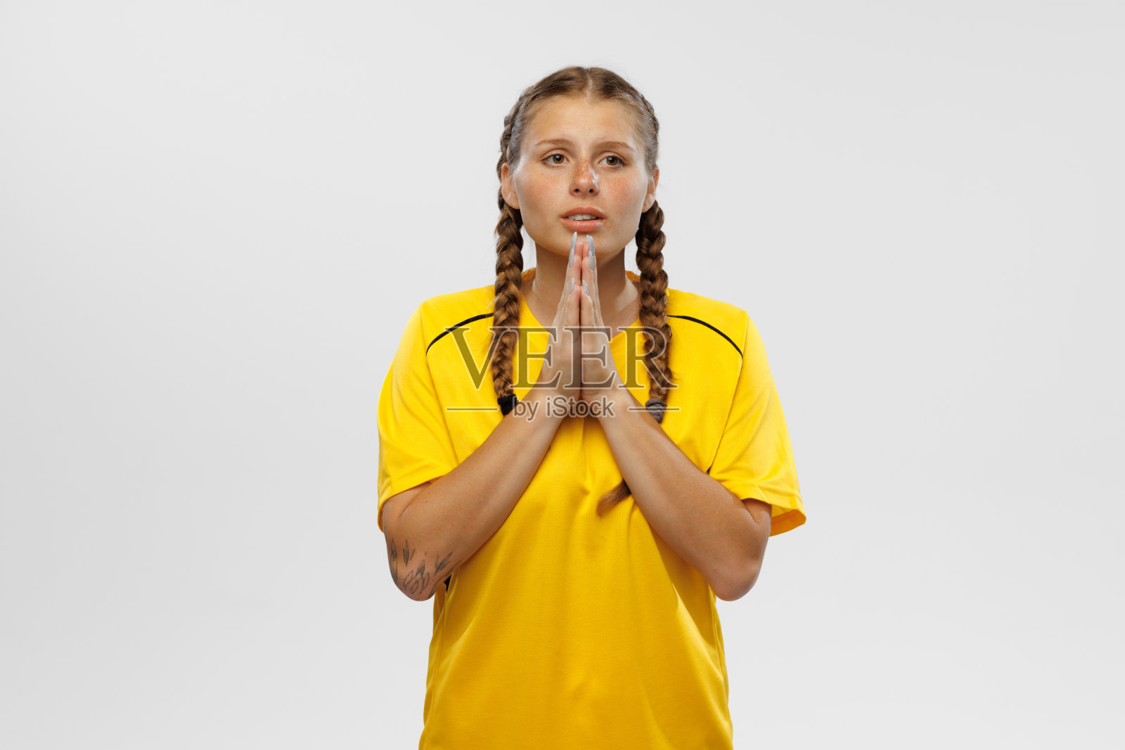 年轻性感的女人肖像在黄色足球装备支持最喜欢的足球队。全国球迷，比赛，体育，啤酒节的概念照片摄影图片