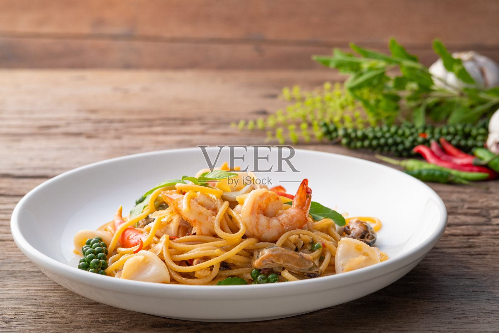 意大利面条与混合海鲜和罗勒照片摄影图片