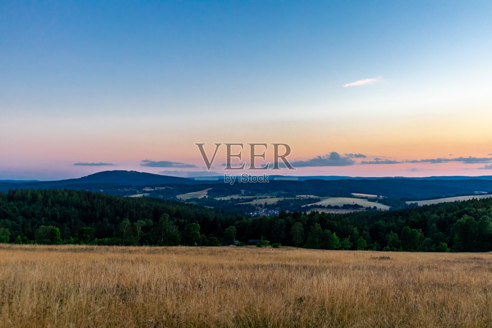 夏季探索之旅穿越施泰因巴赫-哈伦伯格附近的图林根森林照片摄影图片