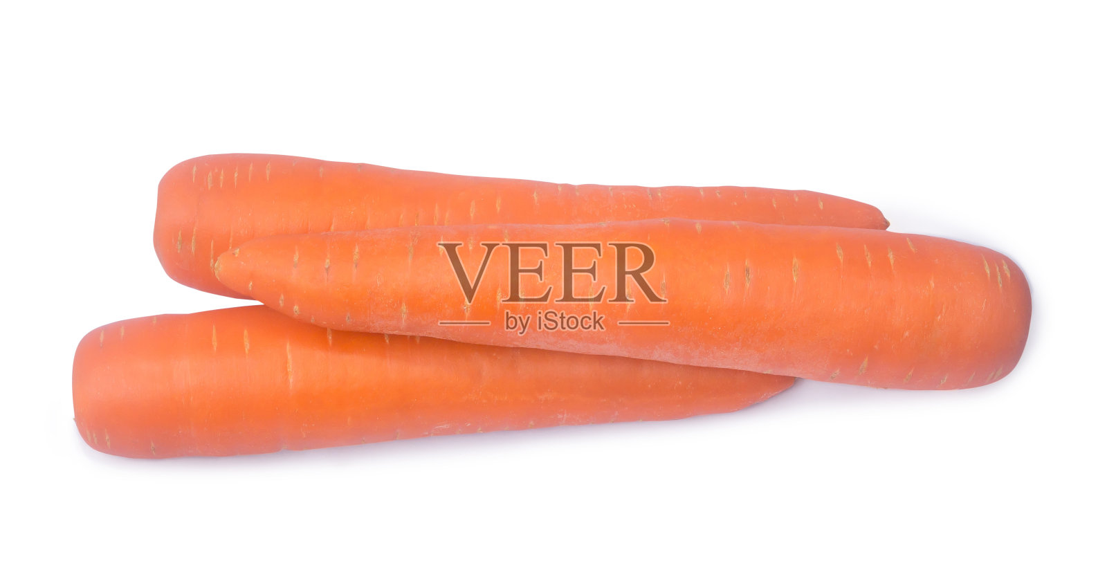 利用裁剪路径将堆叠的三个橙色胡萝卜蔬菜的俯视图分离在白底上。照片摄影图片