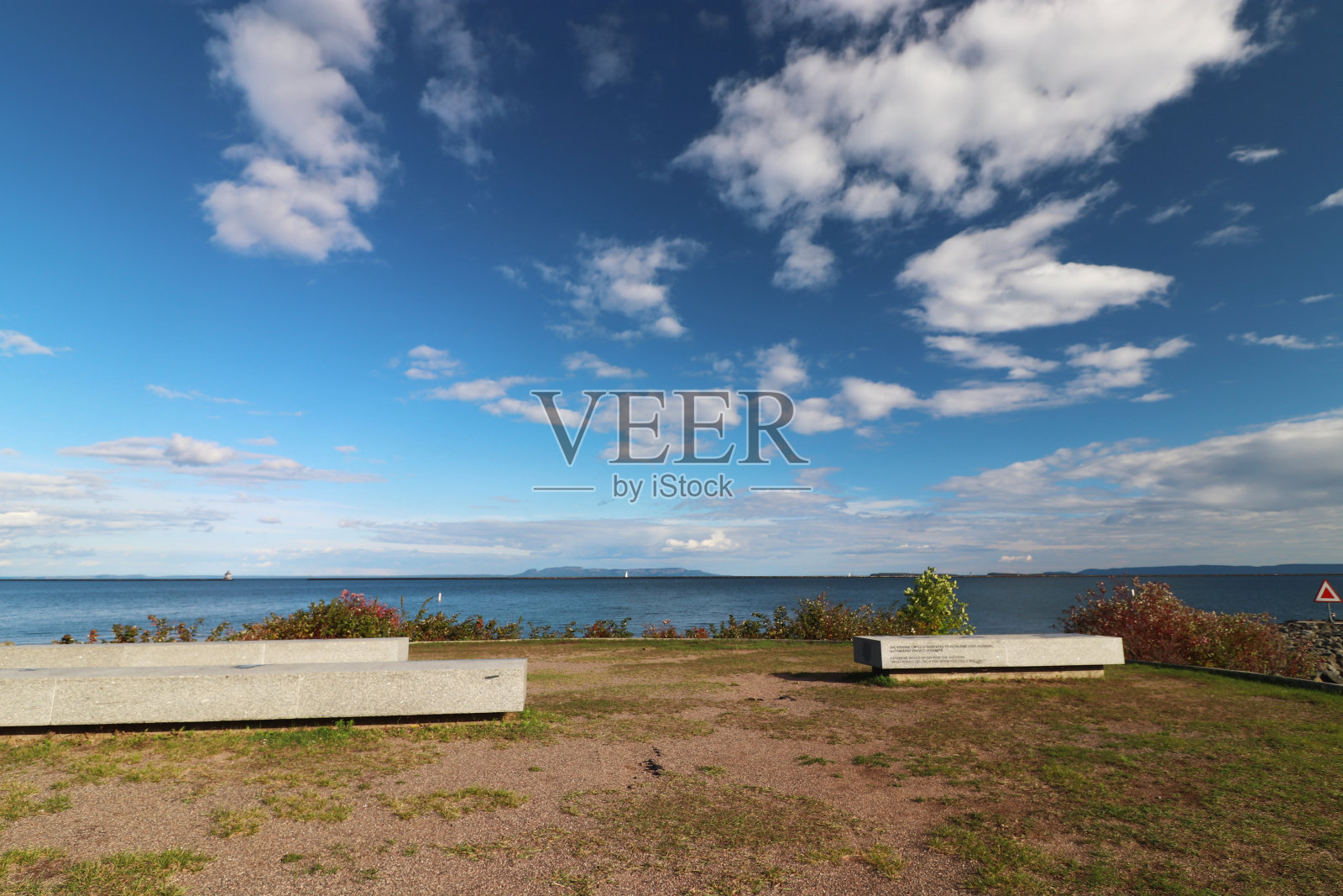 世界上最大的湖岸边的纪念碑——加拿大安大略省的雷海湾照片摄影图片