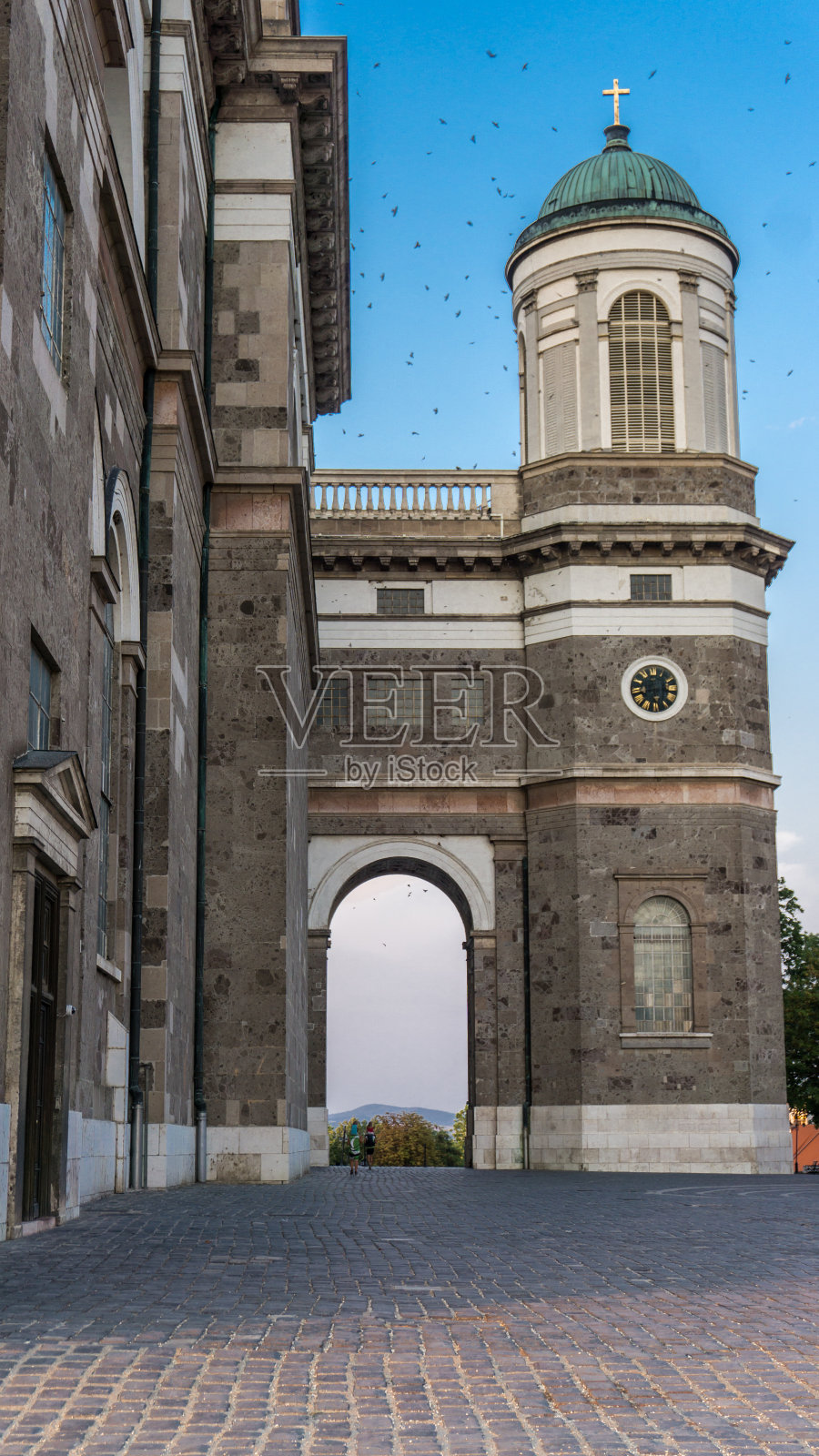 拥有美丽建筑的Esztergom大教堂是城市地标。照片摄影图片