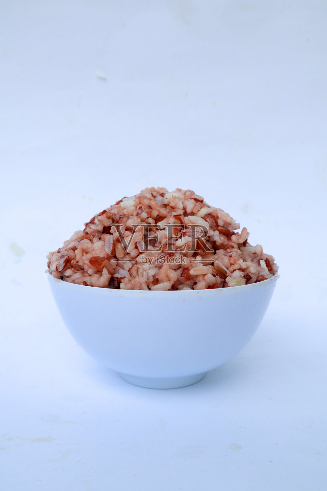 红色蒸饭或印度炒饭放在盘子里，在黑色背景上分开照片摄影图片