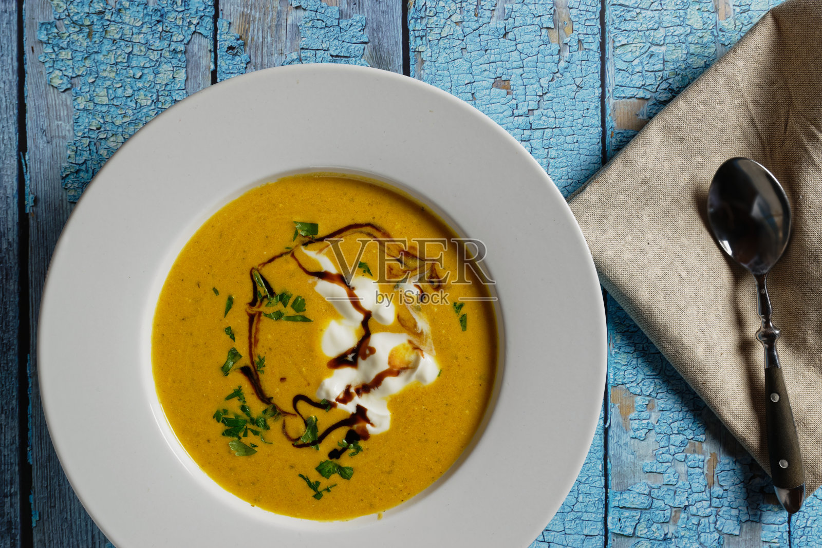胡萝卜汤配青咖喱和椰奶。照片摄影图片