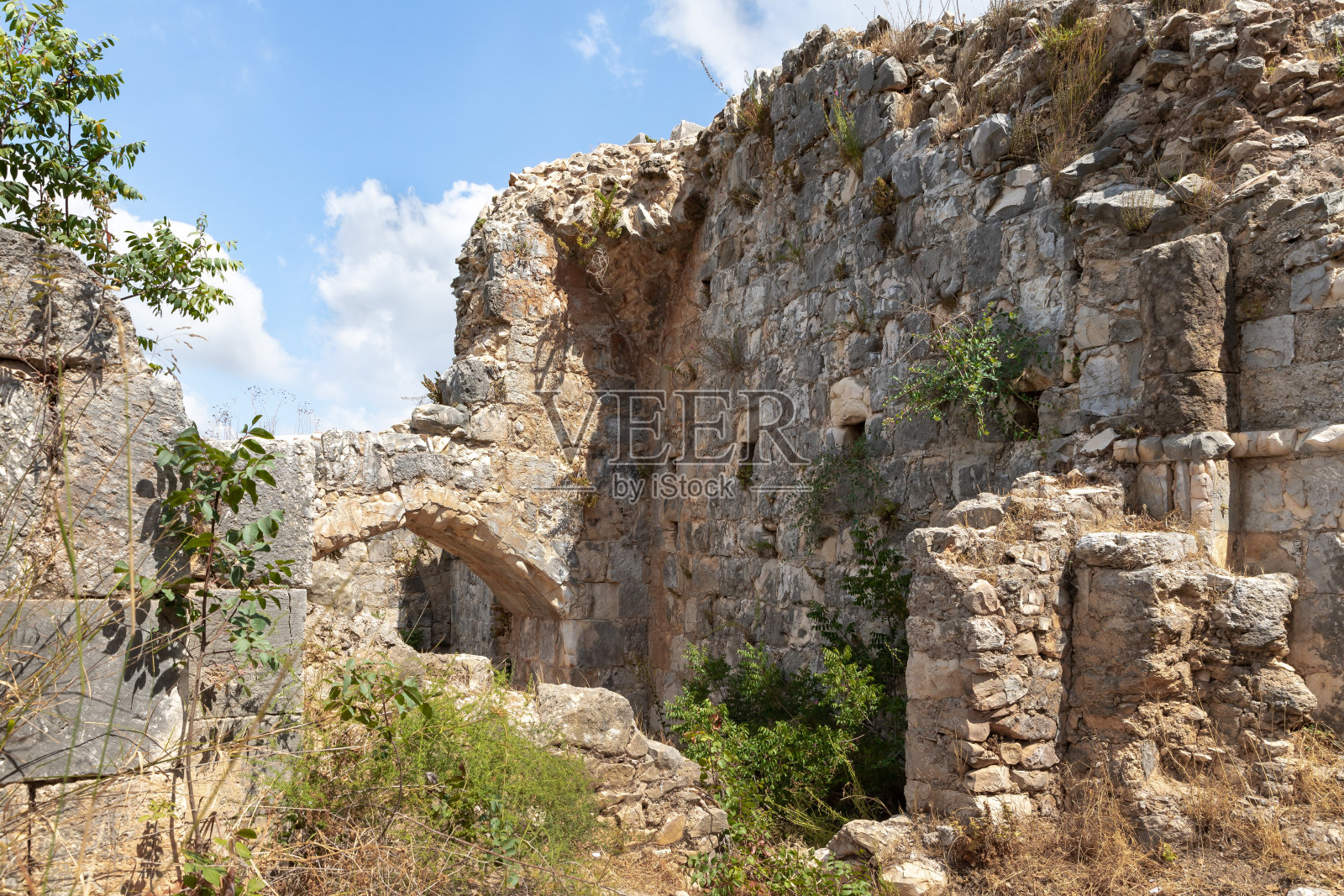 蒙福特城堡遗址：位于以色列北部加利利什洛米市附近森林覆盖的高山上照片摄影图片