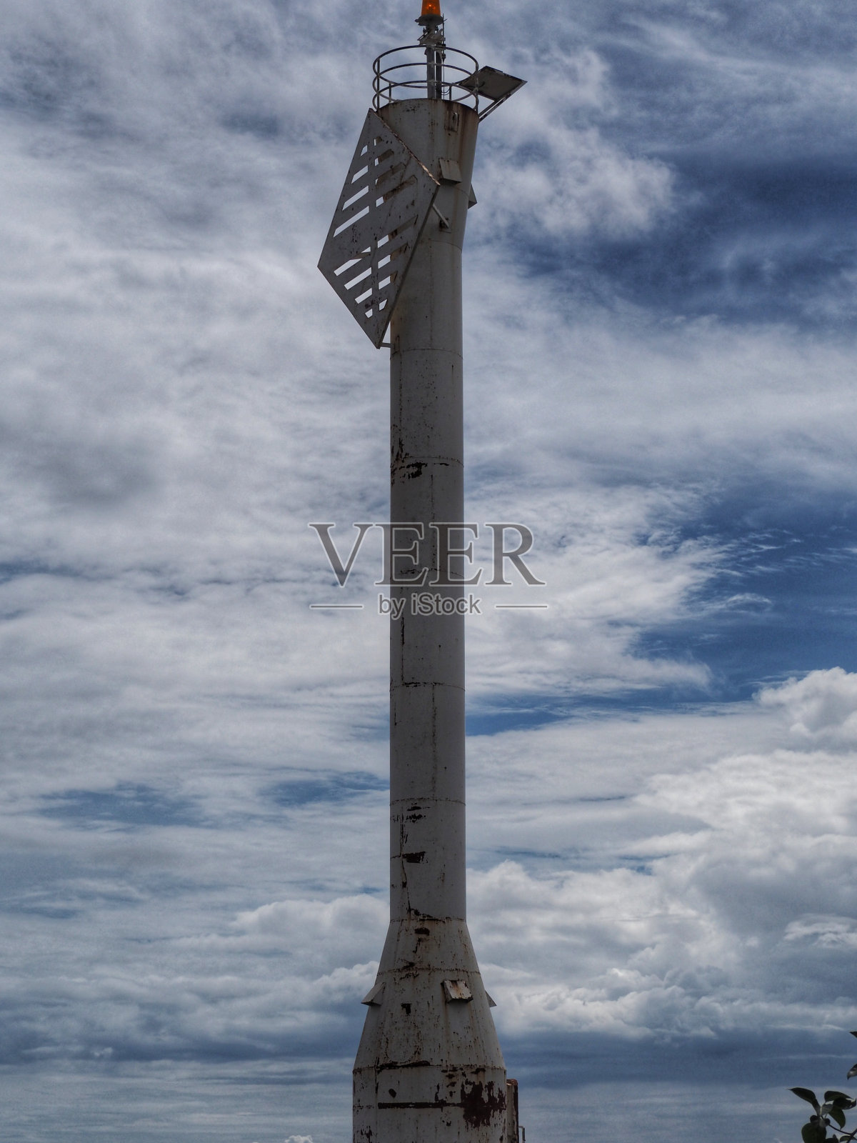 海上信号灯杆和蓝天灰白云照片摄影图片