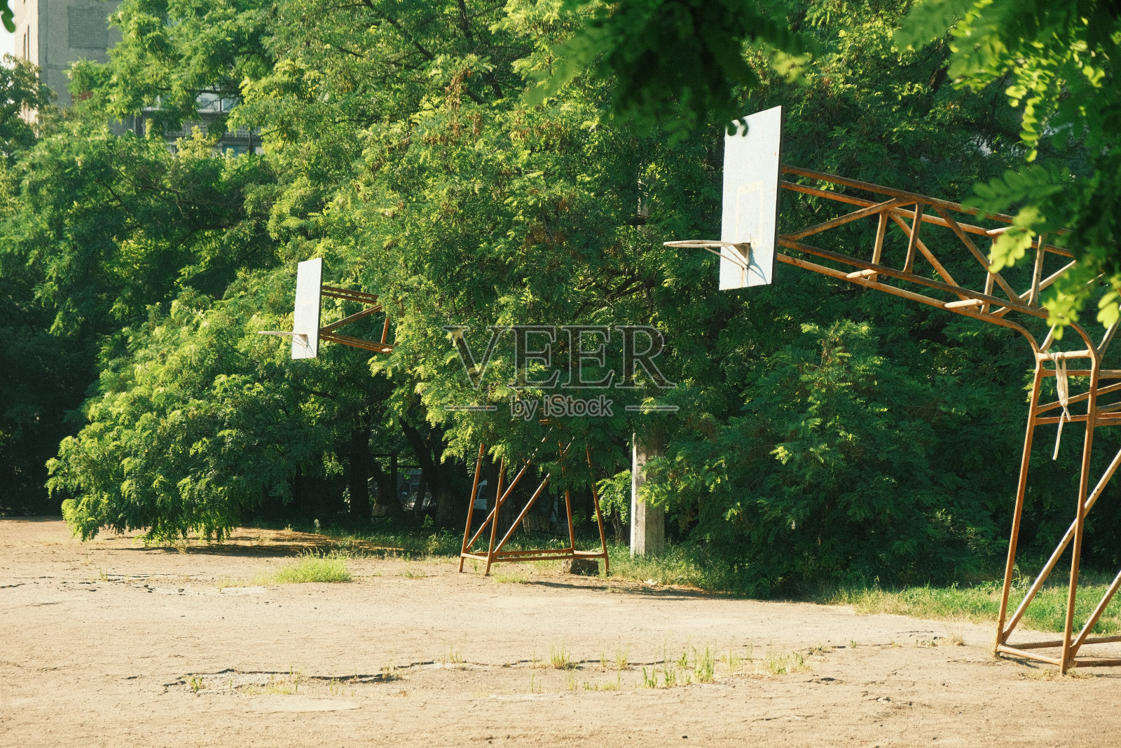学校里的老式复古篮球圈照片摄影图片
