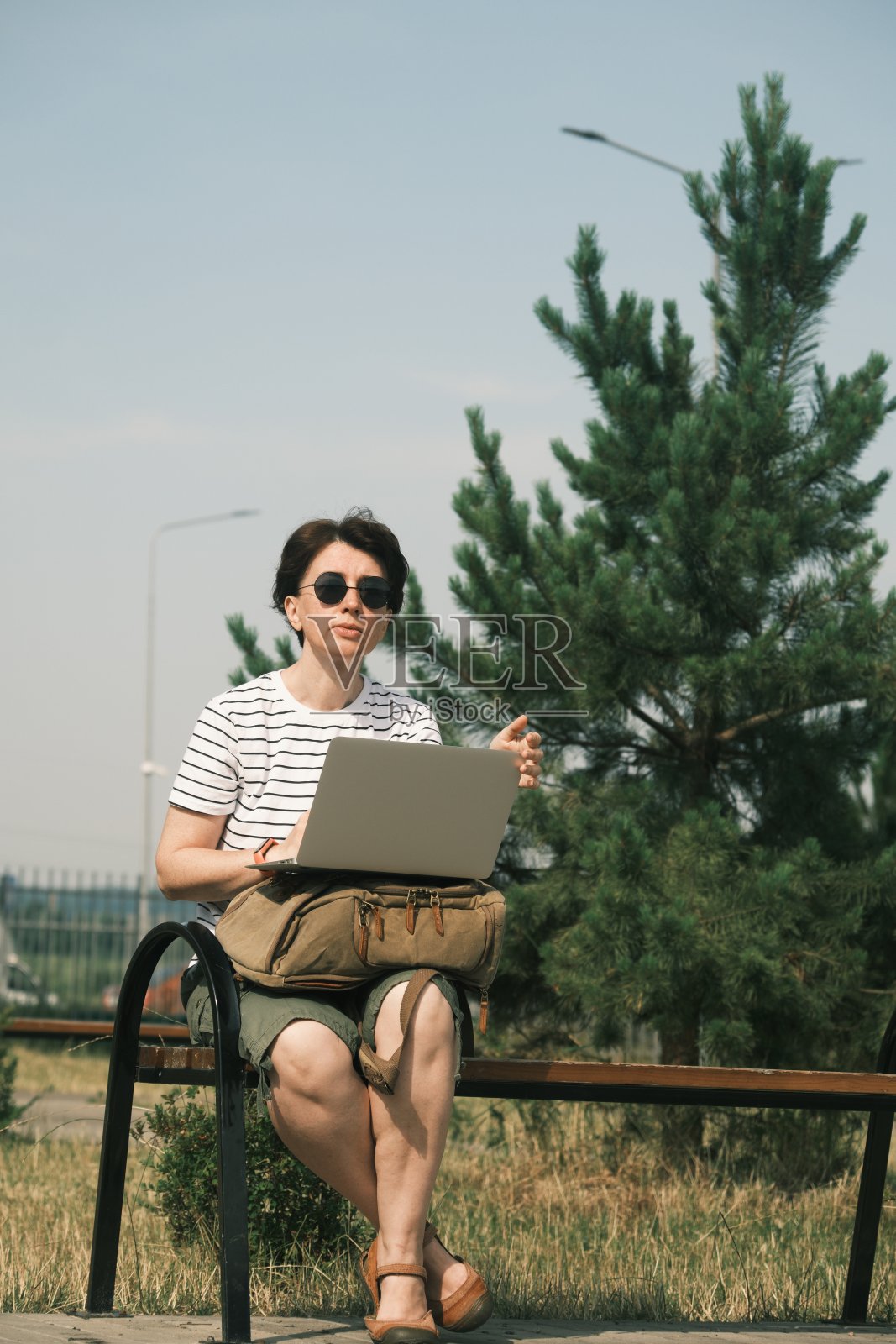 一位女士在户外使用笔记本电脑照片摄影图片