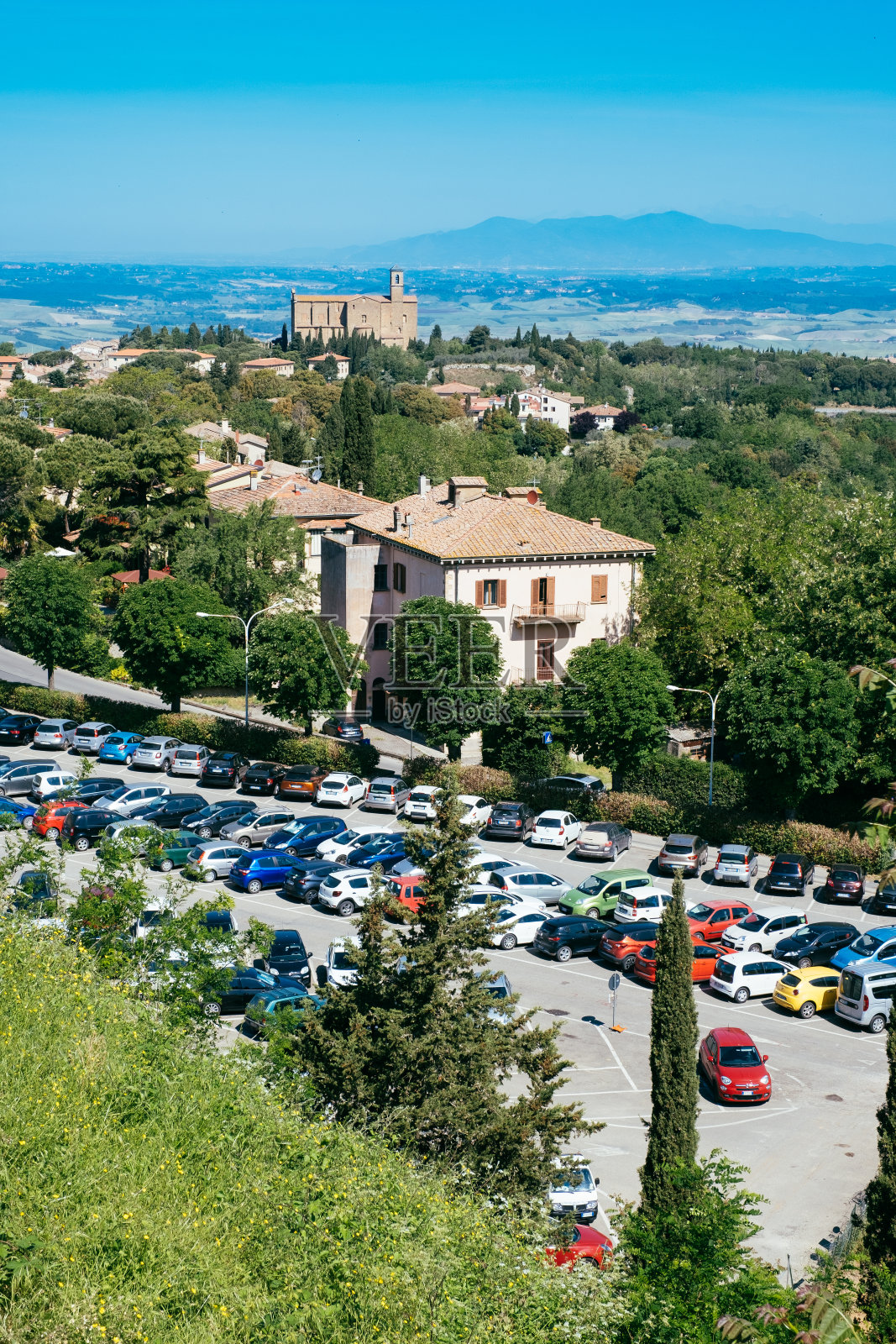 意大利沃尔泰拉的托斯卡纳停车场照片摄影图片
