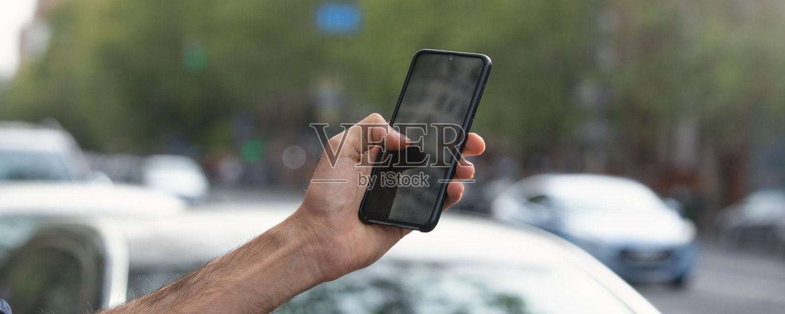 白种人在城里用智能手机。照片摄影图片