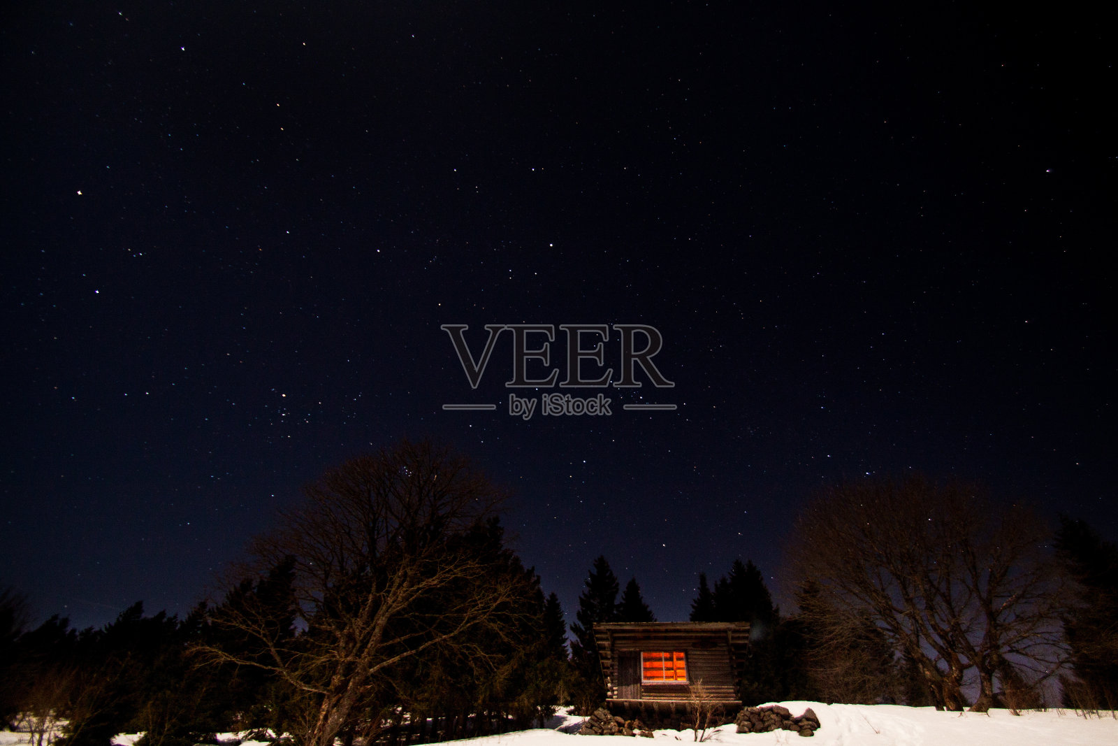 冬天，法国孚日，一间小木屋遮蔽在茫茫山野中，夜晚星空灿烂照片摄影图片
