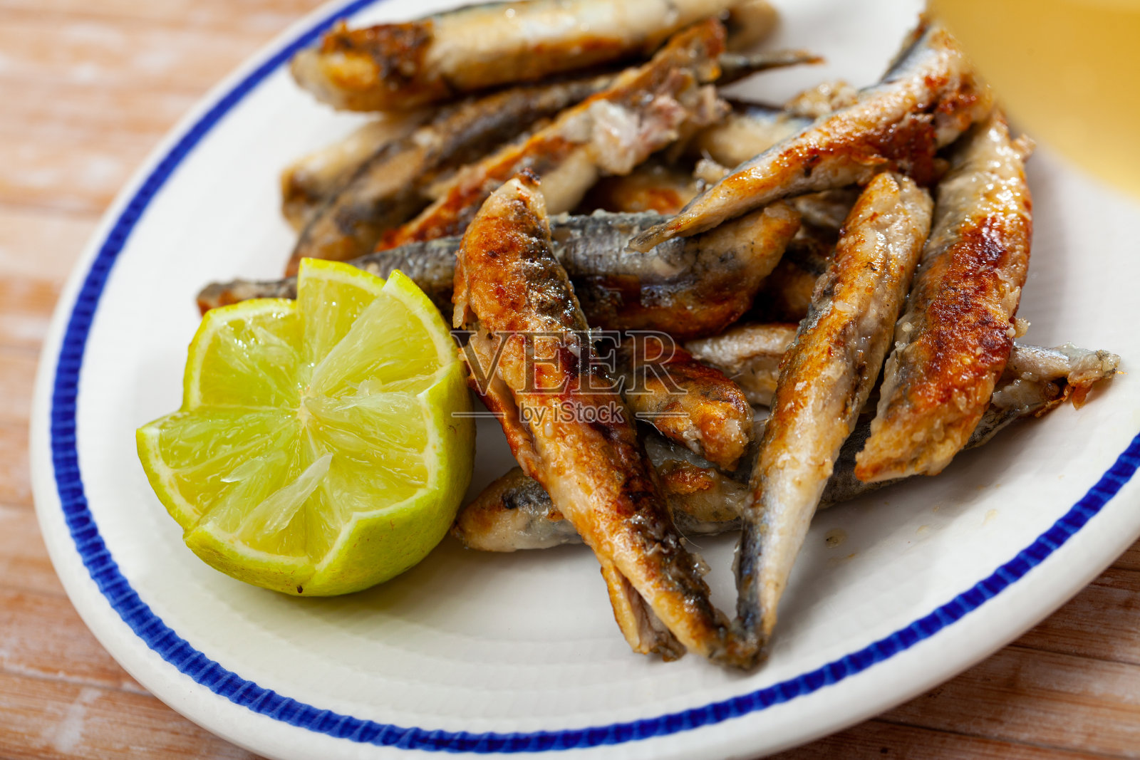 美味的炸凤尾鱼配上柠檬照片摄影图片