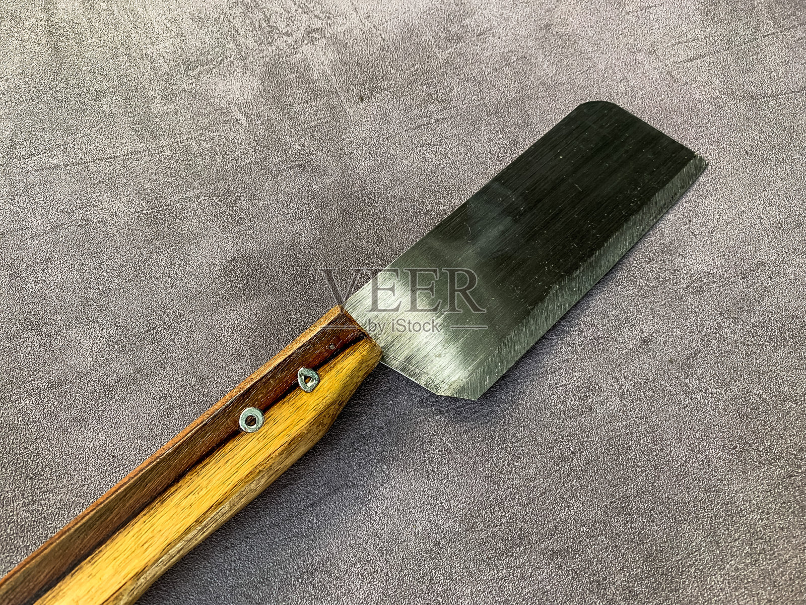 在厨房里切食物用的木柄刀照片摄影图片