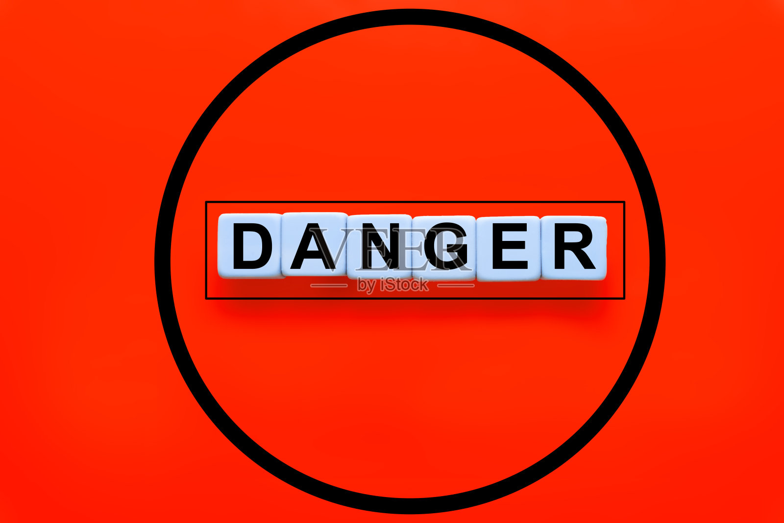 “危险”这个词写在红色背景的方块上。危险、威胁或风险警告的概念。照片摄影图片