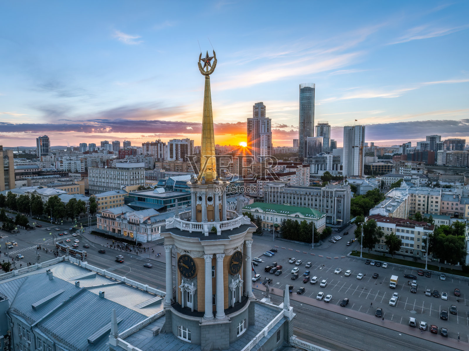 叶卡捷琳堡城市管理或市政厅，中央广场和叶卡捷琳堡城市塔在夏天的晚上。夏天的夜城，鸟瞰图。照片摄影图片