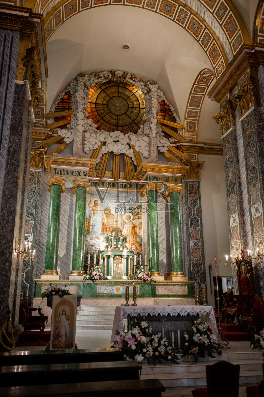 天主教教堂内部的木制长椅照片摄影图片