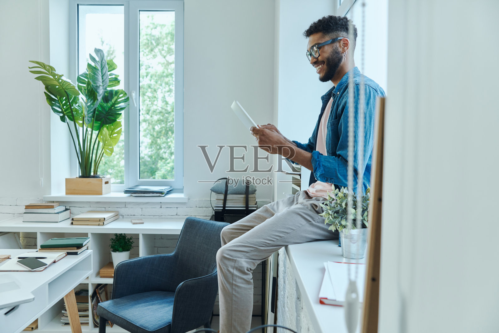 欢快的非洲人使用智能手机照片摄影图片