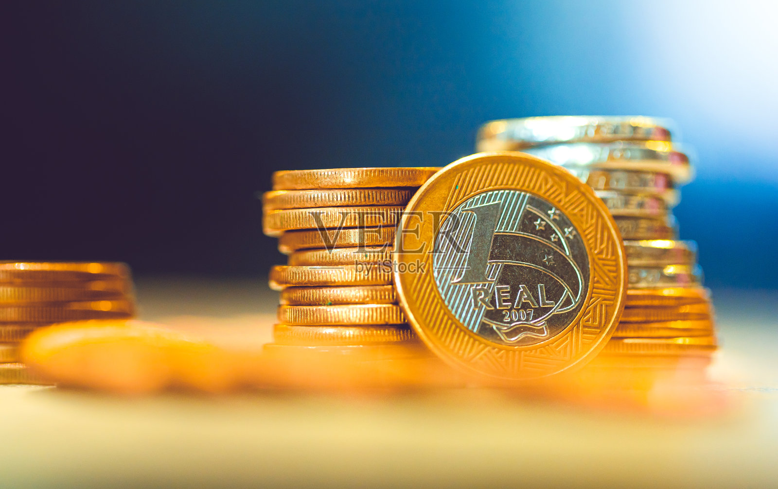 雷亚尔——巴西货币。巴西雷亚尔硬币在一张桌子上的微距摄影。巴西经济和金融的概念。照片摄影图片