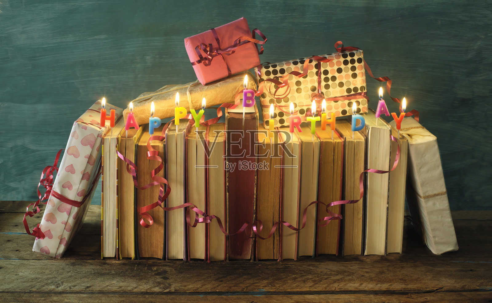 书籍作为生日礼物，排书，生日蜡烛，礼物包装书籍，文学，阅读和教育理念。照片摄影图片