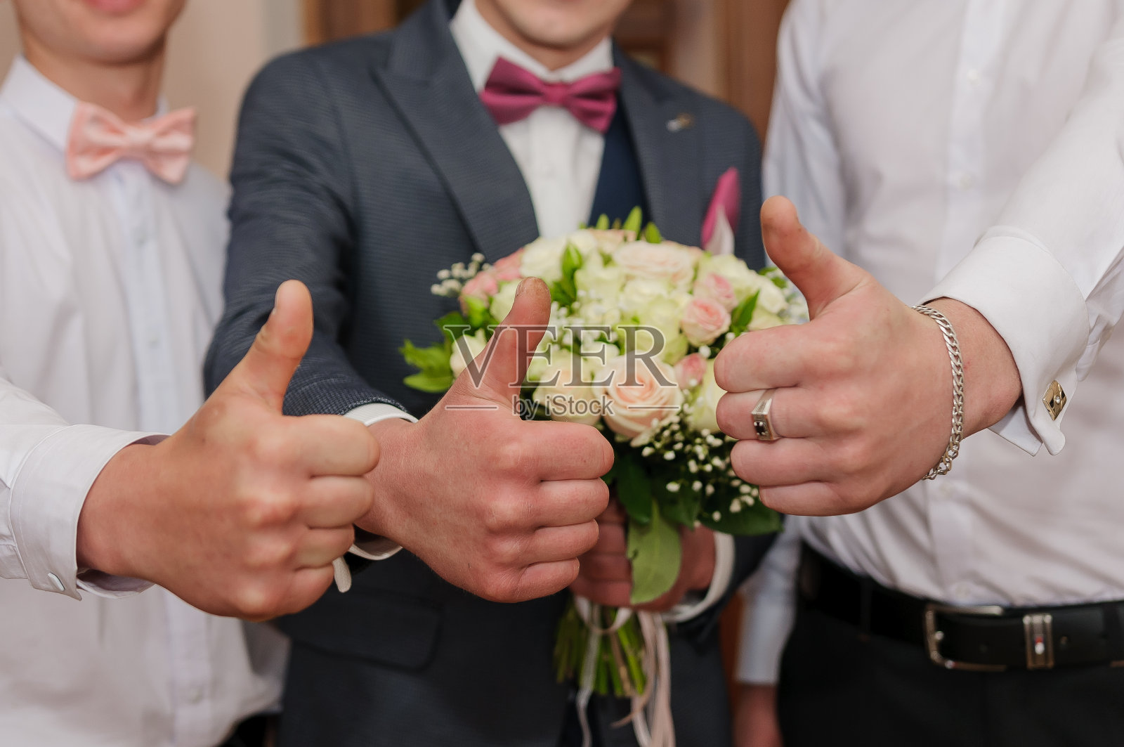 婚礼花束在新郎手中。美丽的新娘花束在一个男人的手中照片摄影图片