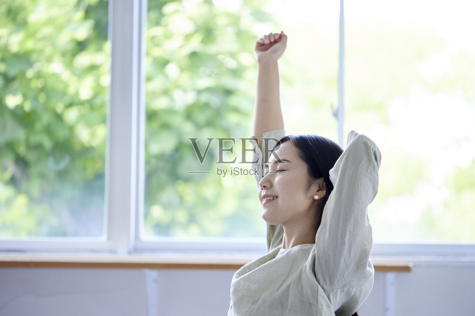 一个年轻的日本女人在客厅里放松照片摄影图片